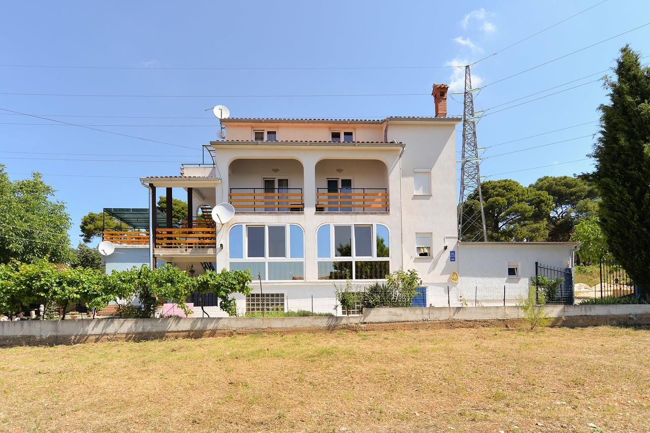 Apartments Dino 1374 Pula Luaran gambar