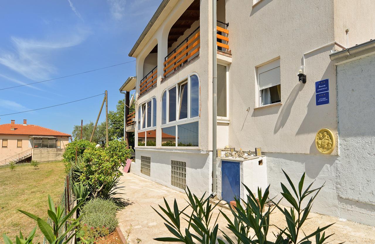Apartments Dino 1374 Pula Luaran gambar