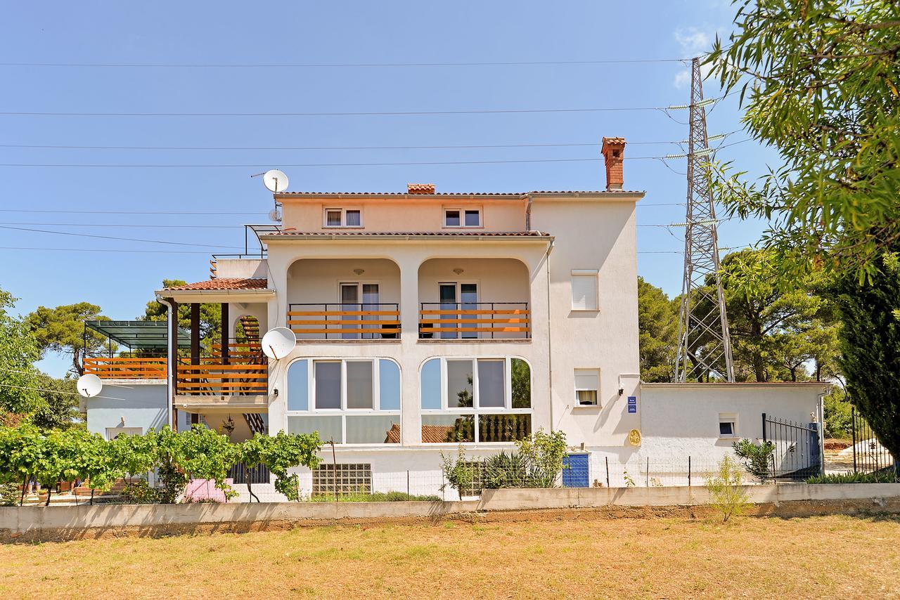 Apartments Dino 1374 Pula Luaran gambar