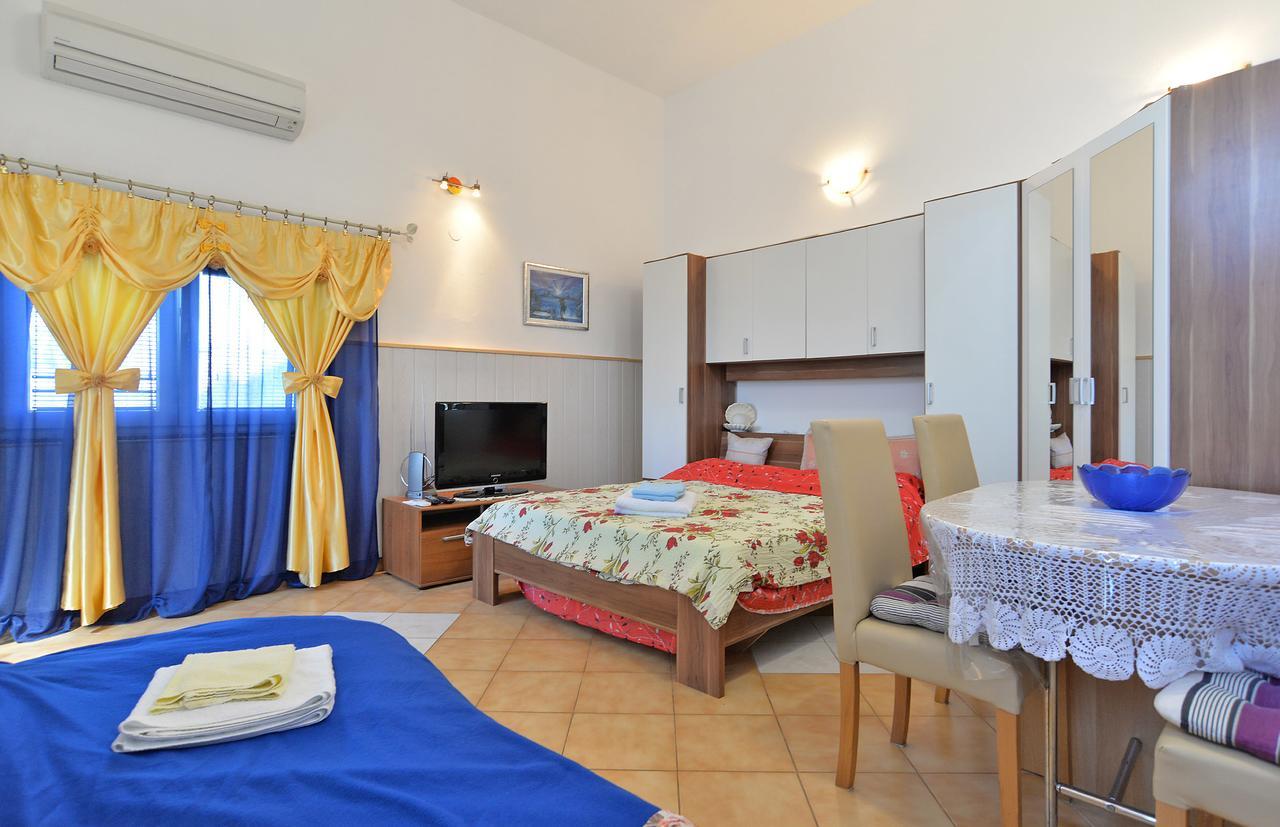 Apartments Dino 1374 Pula Luaran gambar